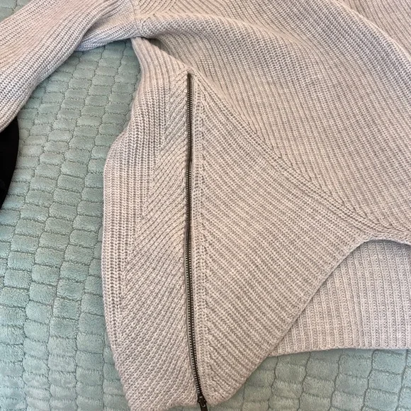 CAbi Soft Gray Knit V-Neck Sweater with cami. - Picture 4 of 4